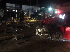 Ô tô lao dốc tông vào xe tải: Người dân dùng cưa đưa thi thể tài xế ra ngoài