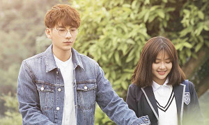 Isaac điển trai, tình tứ bên hot girl lạ mặt