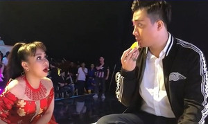 Trấn Thành bị Việt Hương mắng té tát vì giành đồ ăn với Hoài Linh