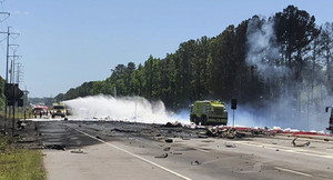 Video: Máy bay vận tải quân sự Mỹ gặp sự cố lao thẳng đầu xuống đất