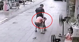 Clip: Anh trai nhanh trí giằng tay, cứu em khỏi kẻ tình nghi bắt cóc