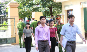 Những hình ảnh đầu tiên tại phiên tòa xét xử bác sĩ Hoàng Công Lương