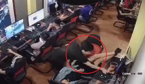 Clip: Chơi game trong quán net, nổi lòng tham 'chôm' điện thoại của khách ngủ gật