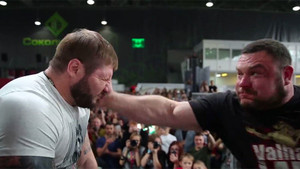 Video: Rùng mình xem những người đầy cơ bắp tham gia cuộc thi tát tại Nga