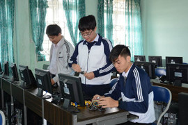 Chế tạo thành công 'Hệ thống trợ giúp lái xe an toàn'