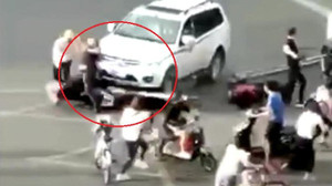 Clip: Ô tô 'điên' lao vào đám đông, dân phẫn nộ đánh hội đồng tài xế