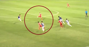 Trọng tài bắt việt vị gây tranh cãi, Văn Toàn mất 2 cơ hội ghi bàn