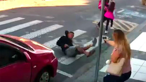 Video: Cầm súng hăm họa, tên cướp bị bắn trọng thương