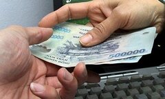 Nhận tiền của doanh nghiệp, một phóng viên bị tạm giữ