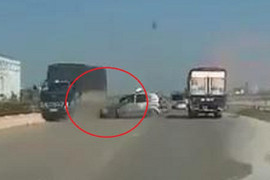 Clip: Taxi lao sang làn ngược chiều, tông trực diện xe tải ở Hưng Yên