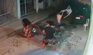 Clip: Cướp uy hiếp người đi đường, bị nạn nhân và dân đánh hội đồng tơi tả