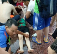 Nghi rò điện, 1 phụ nữ đang tắm ở bể bơi phải cấp cứu trong tình trạng nguy kịch