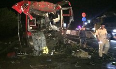 Xe khách vỡ nát sau cú tông xe đầu kéo, 12 người bị thương