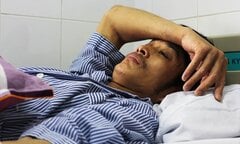 Tài xế bị đánh phun máu được chuyển lên Bệnh viện Việt Đức điều trị