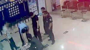 Chê 'phí chia tay' 7 tỷ đồng là quá ít, cô gái vứt bỏ cả vali tiền