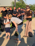 70 cảnh sát đưa con trai của đồng nghiệp hy sinh đến trường