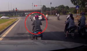 Clip: 'Ninja' Lead dừng đèn đỏ kết hợp tránh nắng, suýt bị ô tô đâm