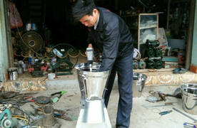 Anh nông dân sáng chế máy thái rau, củ, quả