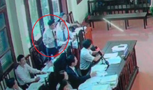 Video: Một luật sư liên tục bị yêu cầu rời khỏi phòng xét xử bác sĩ Hoàng Công Lương