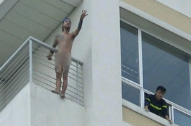 Nam thanh niên cởi quần áo, đòi nhảy từ tầng 10 bệnh viện xuống đất