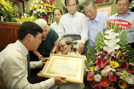 TƯ Đoàn trao tặng Huy hiệu 70 năm tuổi Đảng cho nhà văn, nhà báo Sơn Tùng