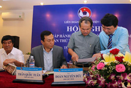 Điện thoại lãnh đạo VFF đầy tin nhắn nặc danh, đe doạ trước Đại hội