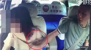Cố ý kéo tuột áo, nhìn ngực khách nữ, tài xế taxi bị tước bằng lái, tạm giam 10 ngày