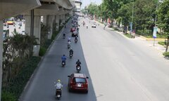 Ảnh: Muôn kiểu tránh nắng nóng 40 độ C của dân Thủ đô