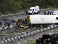 Video, Ảnh: Xe buýt trường học tai nạn thương tâm, 2 người thiệt mạng, 43 người bị thương