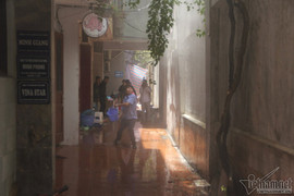 Ảnh: Cháy kho chứa đồ điện, dân Thủ đô nháo nhác cầm xô chậu dập lửa