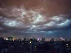 Ảnh: Mây đen vần vũ trên bầu trời Hà Nội trước mưa dông như 'ngày tận thế'