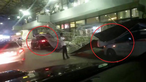 Clip: Tôn rào chắn bị gió to thổi sập, đè lên ô tô ở sân bay Nội Bài