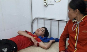 Ngồi chơi game ở hiên nhà, hai người bị sét đánh thương vong