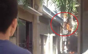 Clip: Hoảng hồn cột điện cháy nổ như pháo hoa ở Hà Đông