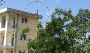 Đòi tiền mua xe máy không được, nam thanh niên leo lên nóc nhà đòi tự tử