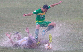 Dừng hình màn 'thủy chiến' giữa quân bầu Đức và đội bóng Tây Đô