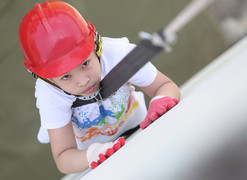Video: Học viên nhí trải nghiệm đu dây thoát nạn trong đám cháy ở Hà Nội