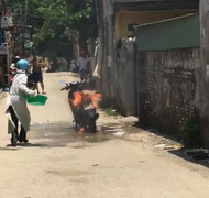 Xe máy bốc cháy dữ dội, dân mang bình xịt cứu hoả cũng bất lực