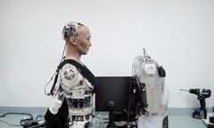 Sự thật robot muốn 'hủy diệt loài người', tuyên bố có thể làm tổng thống tốt hơn ông Trump 