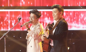 Lam Trường chơi guitar cùng thí sinh thể hiện bản hit ‘Tình thôi xót xa’