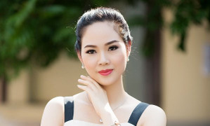 Ngỡ ngàng với nhan sắc của Hoa hậu Mai Phương sau 16 năm đăng quang