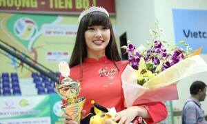 ‘Nữ thần bóng chuyền đẹp nhất thế giới’ giành giải Miss Áo dài tại Quảng Nam