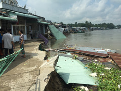 5 căn nhà đổ sụp xuống lòng sông ở Cần Thơ