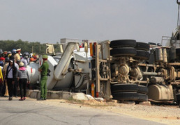 Đánh lái tránh xe máy băng qua đường, xe bồn lật nghiêng