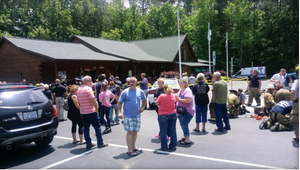 Cha lao xe vào nhà hàng đâm chết hai con ở Mỹ