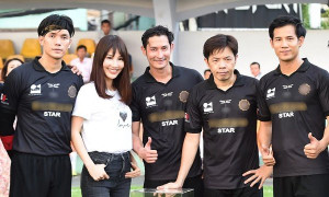 Thái Hòa, Nhan Phúc Vinh đá bóng gây quỹ ủng hộ ‘hiệp sĩ’ đường phố