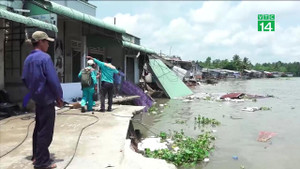 Video: Nhà sập xuống sông khi đang ngủ, hàng chục hộ dân tháo chạy
