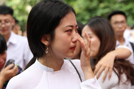 Ảnh: Nữ sinh THPT Việt Đức khóc nức nở ngày chia tay cuối cấp