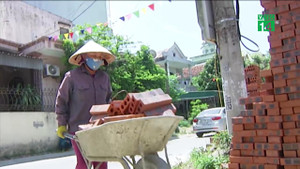 Video: Dân xứ Nghệ nhọc nhằn mưu sinh dưới nắng nóng thiêu đốt 40°C