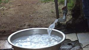 Nghi án một gia đình bị đổ thuốc trừ sâu xuống giếng để trả thù